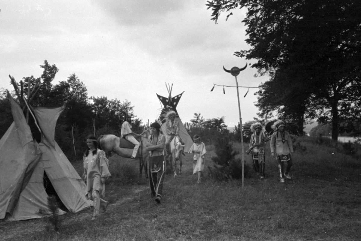 A kisoroszi indián tábor és lakói 1966-ban. A magyar indián közösség tagja volt Cseh Tamás is. Fotó: Fortepan/Bojár Sándor