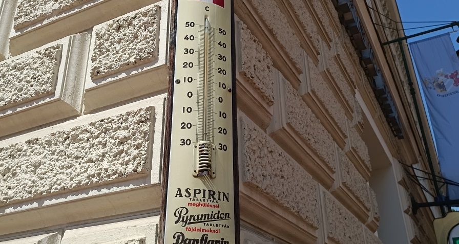 Nemcsak régen mértek extrém hőséget: 2022. július 23-án, szombaton 45 Celsius-fokot mutatott a délutáni napsütésben a Klauzál téri hőmérő. Fotó: Jeszenszky Zoltán