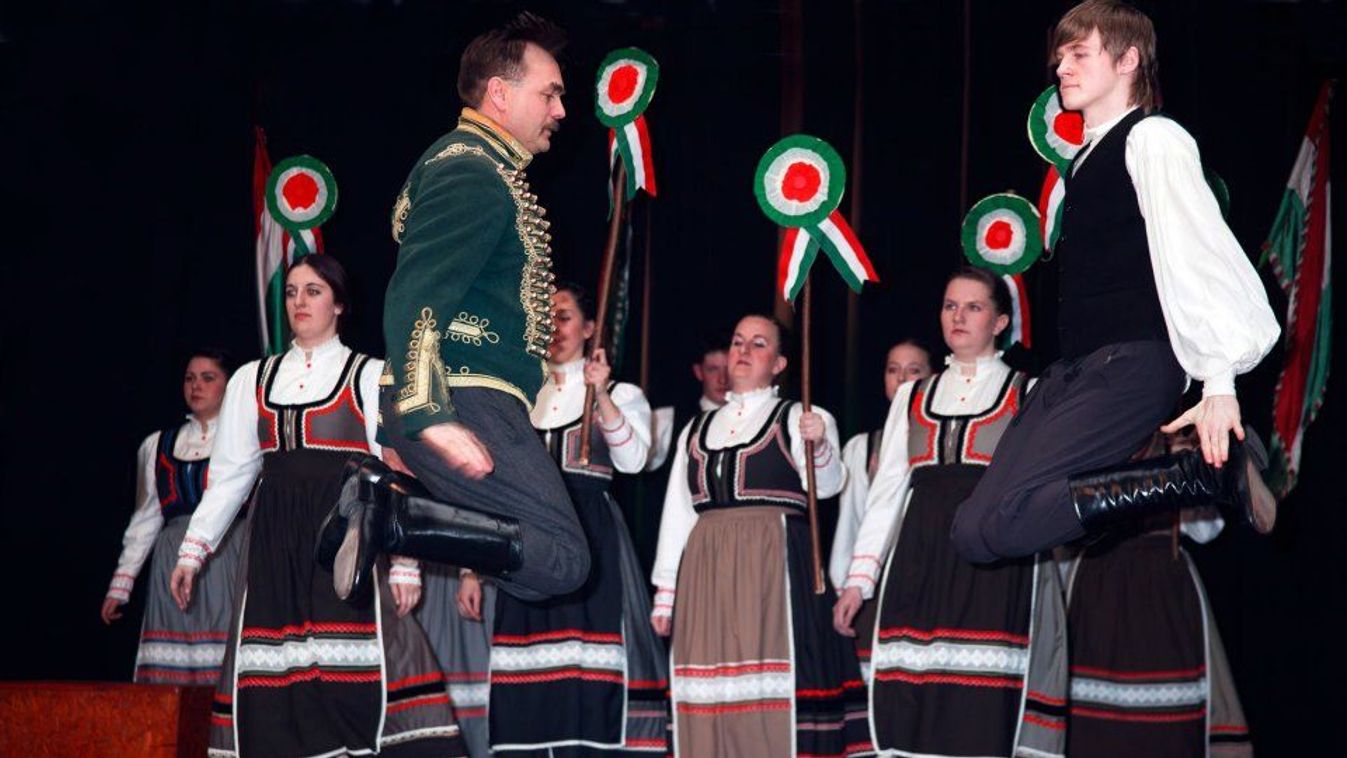 Ötvenöt év a néptánc bűvöletében