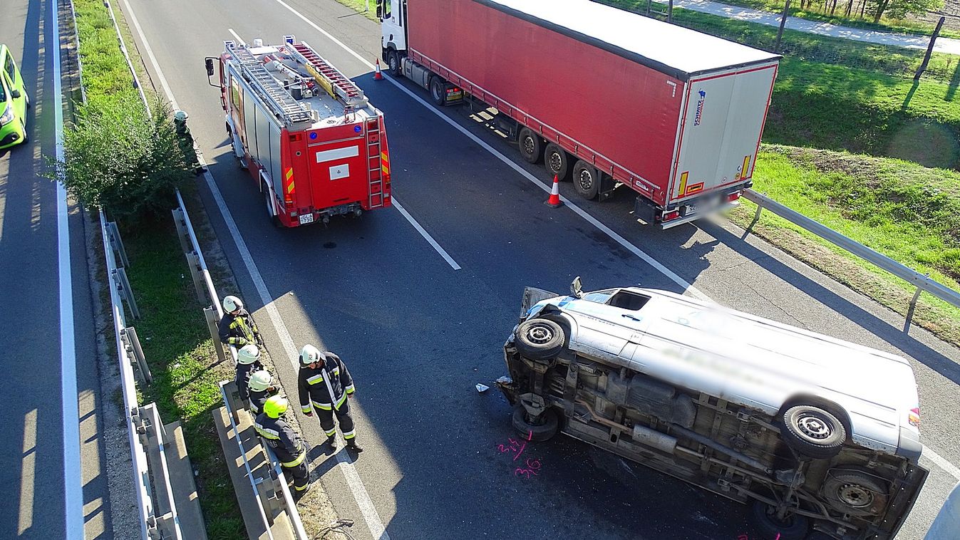 Felborult egy teherautó az M5-ösön, több kilométeres kocsisos torlódott fel - fotók