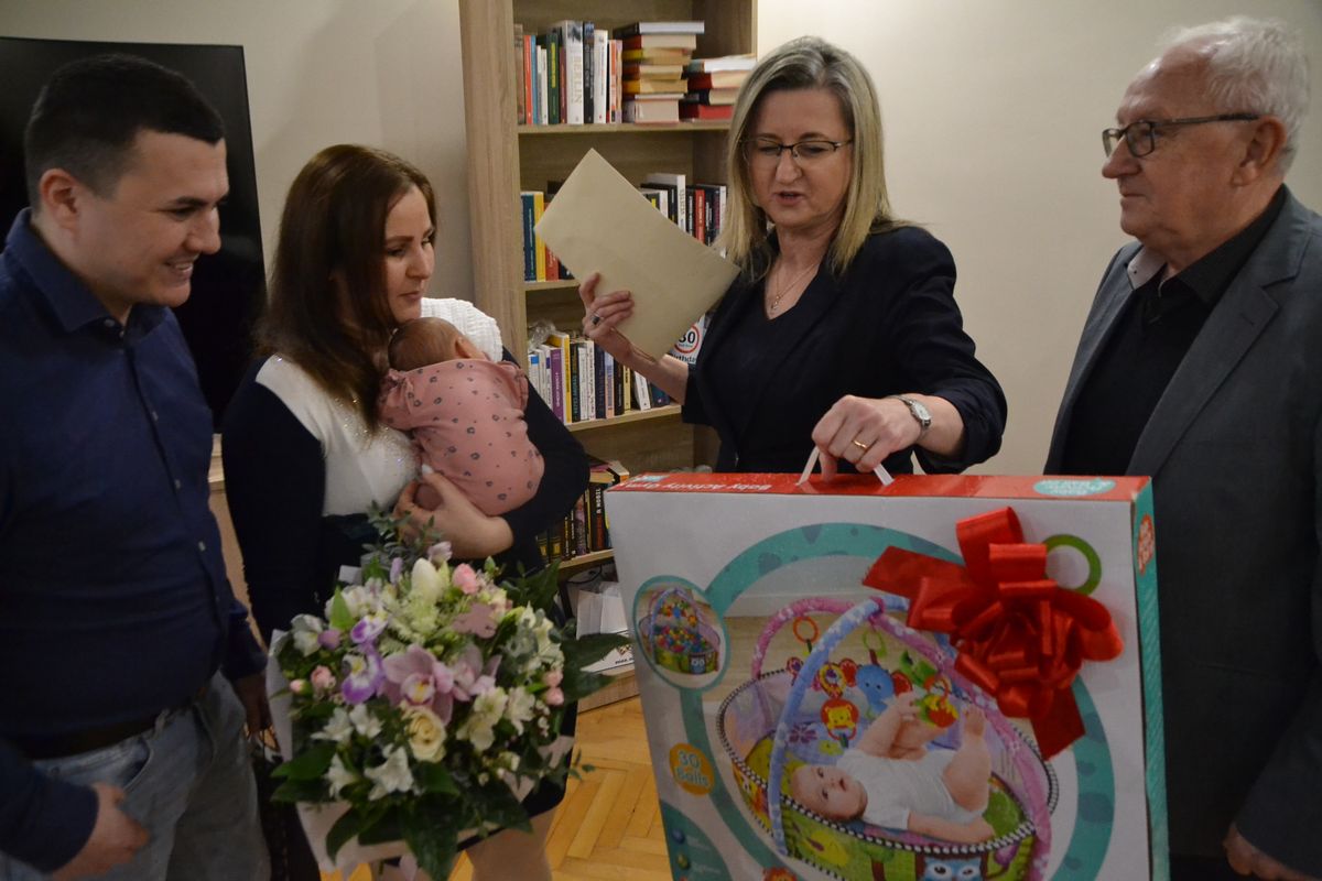 Kiss Grétát, Makó idei első újszülöttjét köszöntötte Farkas Éva Erzsébet polgármester és Kovács Sándor települési képviselő