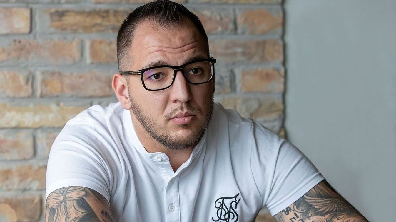 Itt a videó: Curtis drogozik a felvételen
