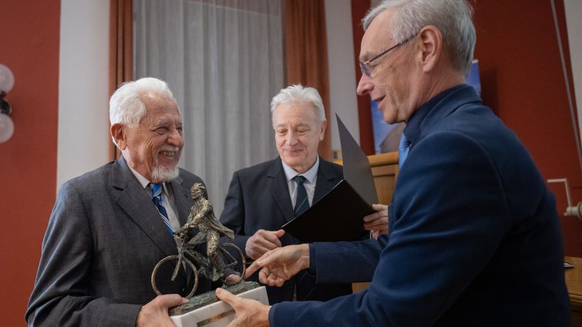 DELMAGYAR – Lifetime Achievement Award presented by the Szeged Academic Committee