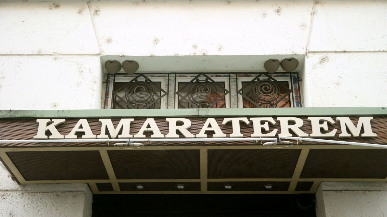 Fecskefészkeket telepítettek a bábszínház homlokzatára