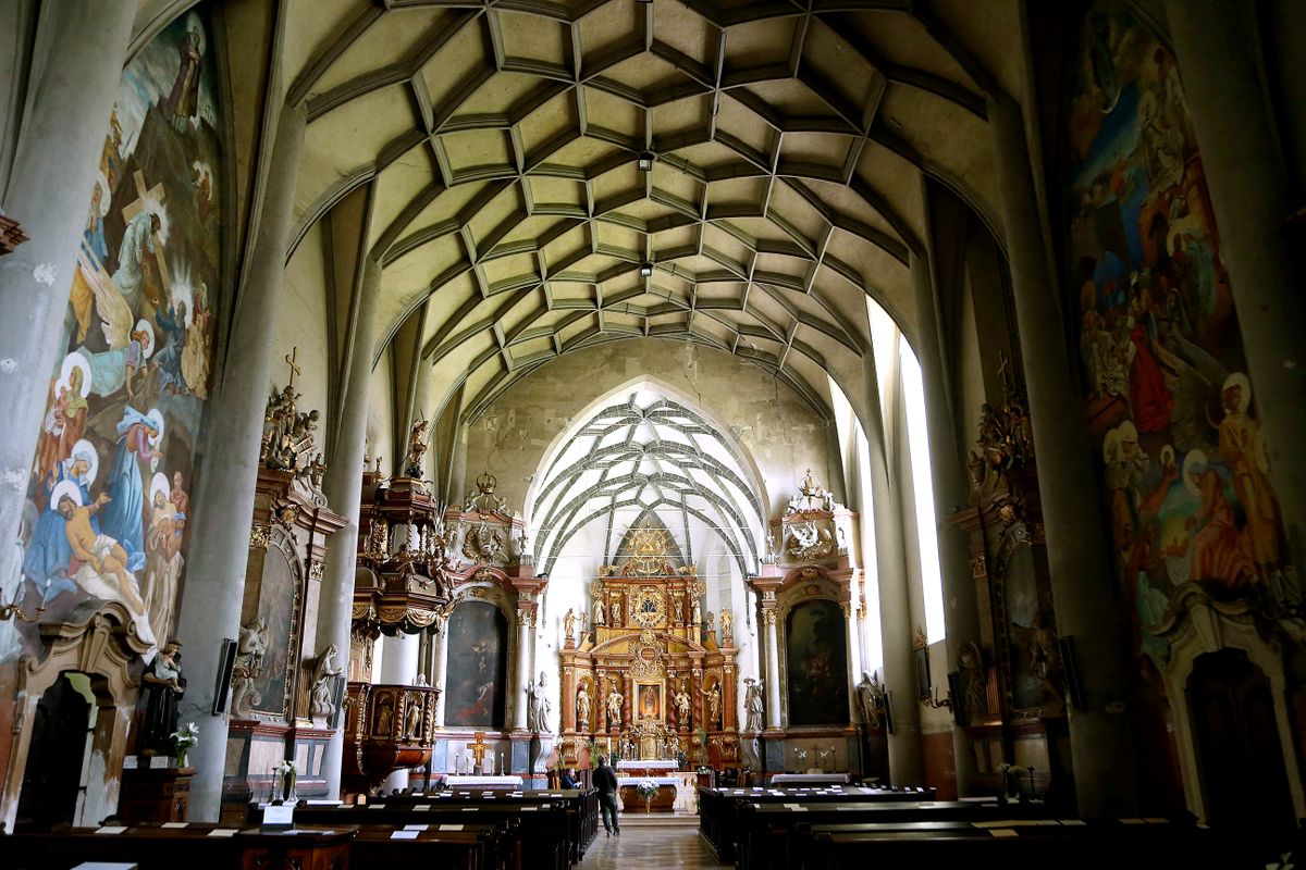 Az alsóvárosi katolikus templom impozáns belső tere.