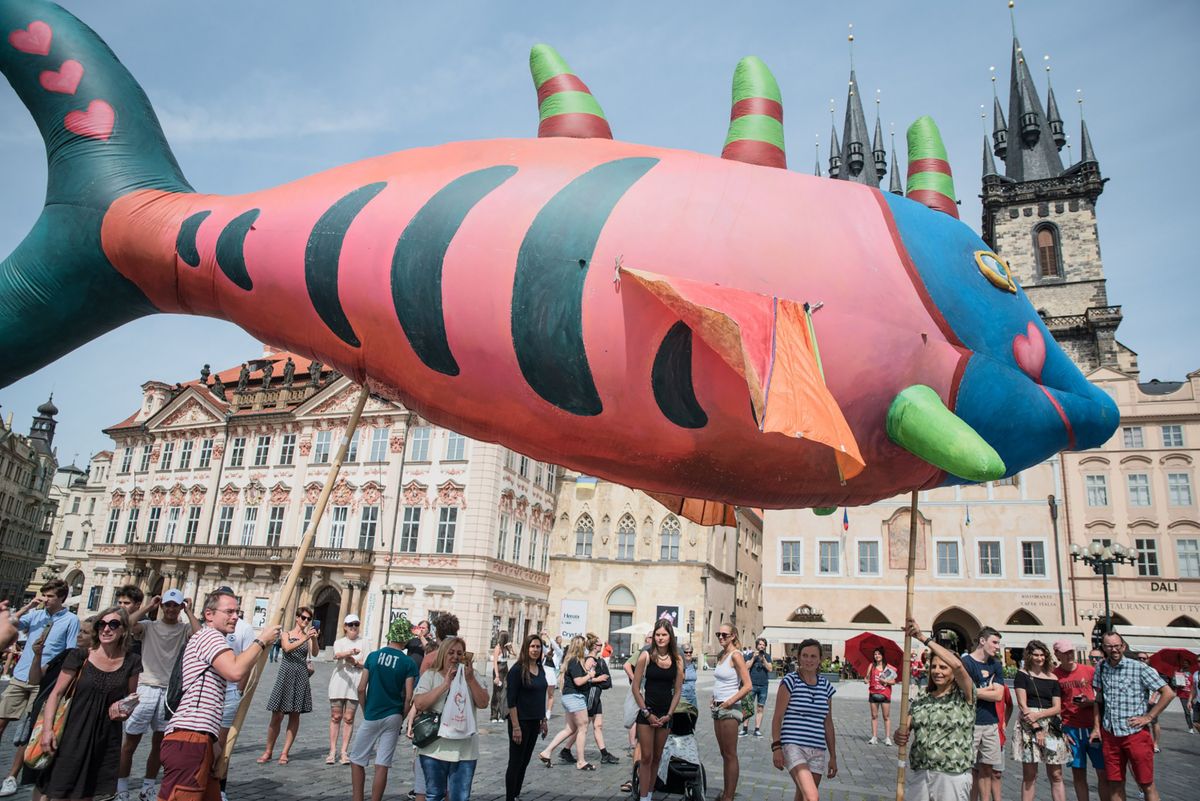 A fesztivált a cseh Art Prom - V.O.S.A. óriás halai zárják. Fotó: Kövér Béla Bábszínház