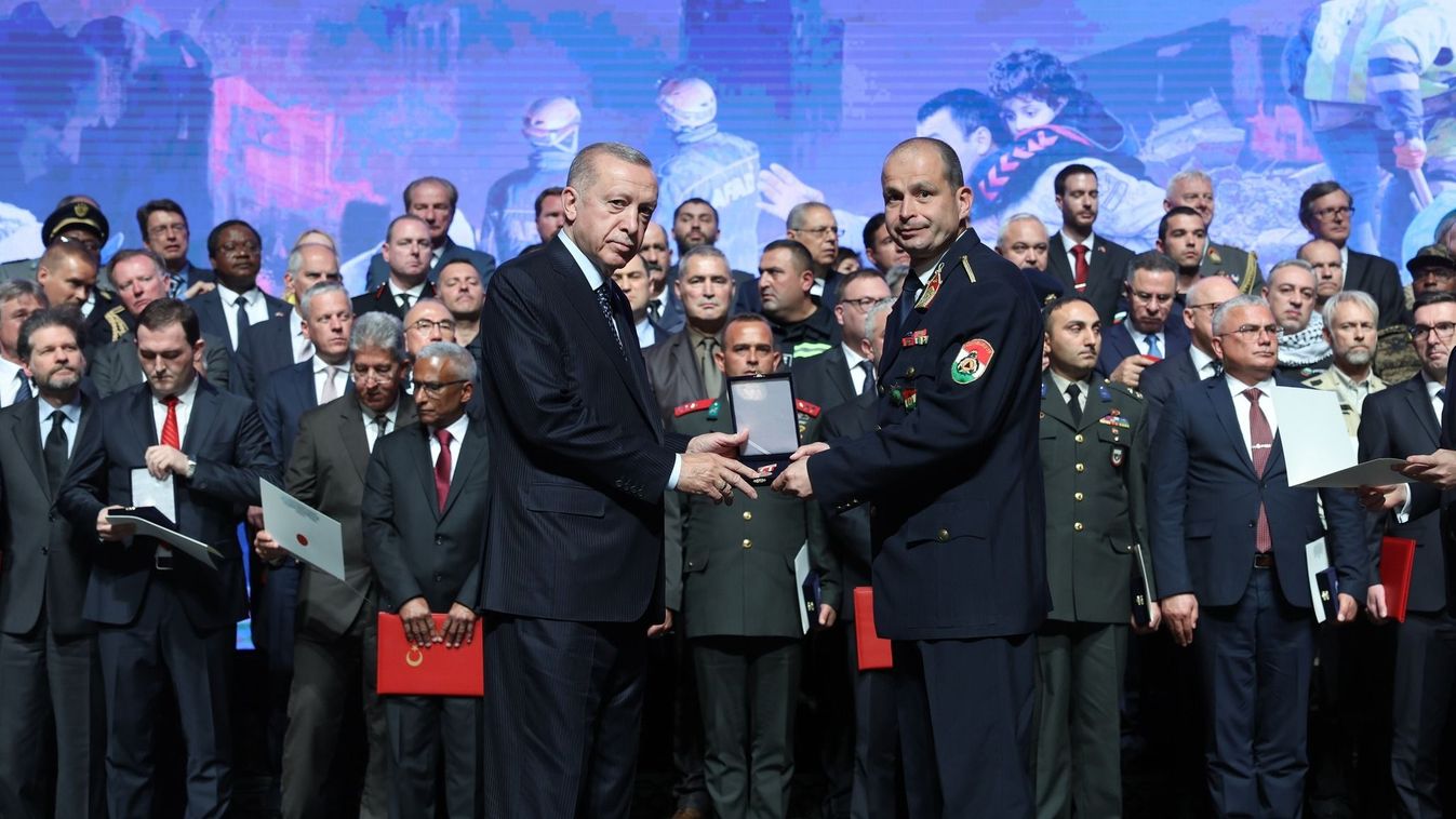 Erdogan személyesen tüntette ki a HUNOR Mentőszervezetet