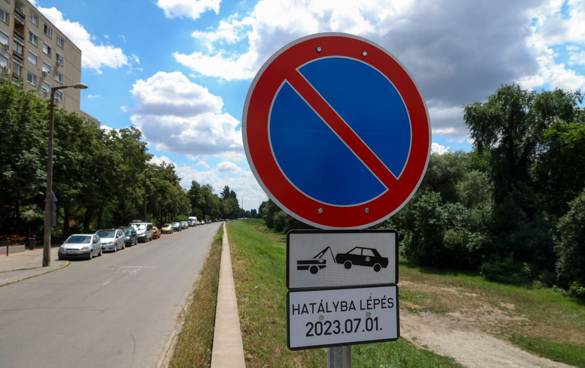 Karnok CsabaTáblákkal hívják fel a figyelmet arra, hogy tilos a lehajtás. Fotó: Karnok Csaba