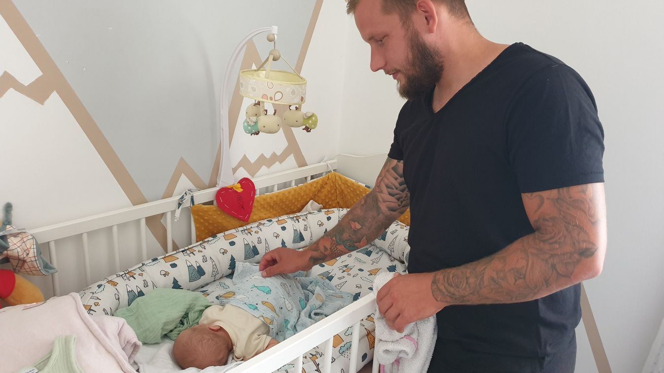 Négy kisgyermekkel vált özveggyé a 30 éves édesapa
