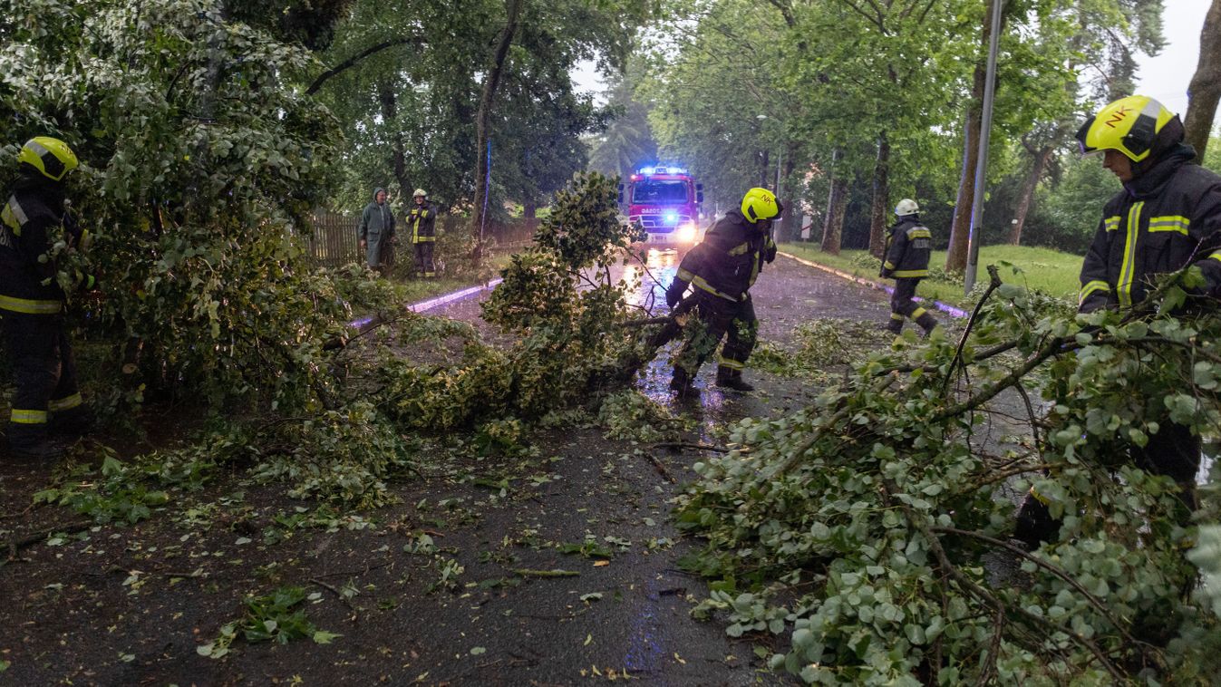 Milliárdos károkat okoztak a viharok