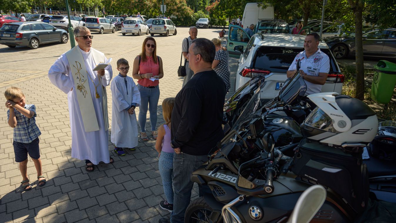 Autókat és motorokat szenteltek Szegeden