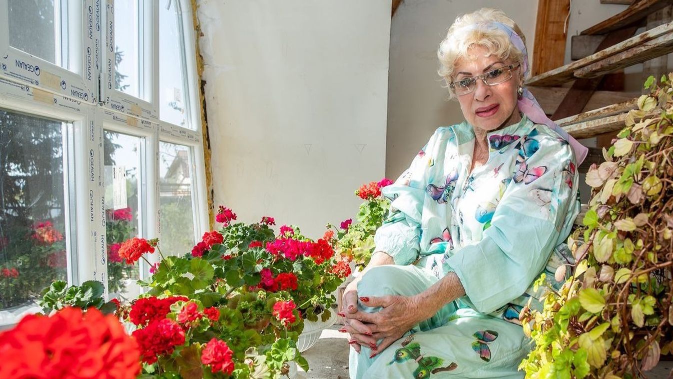 Eladná luxuspalotáját a revü királynője