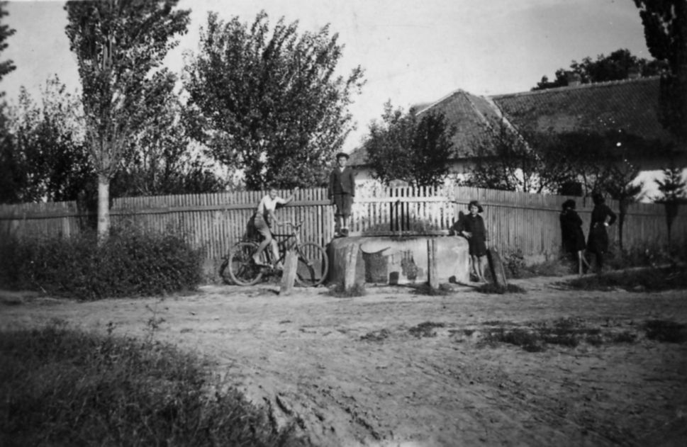 Diákok a felsőkopáncsi iskola előtt az 1940-es években. 
Forrás: Emlékpont