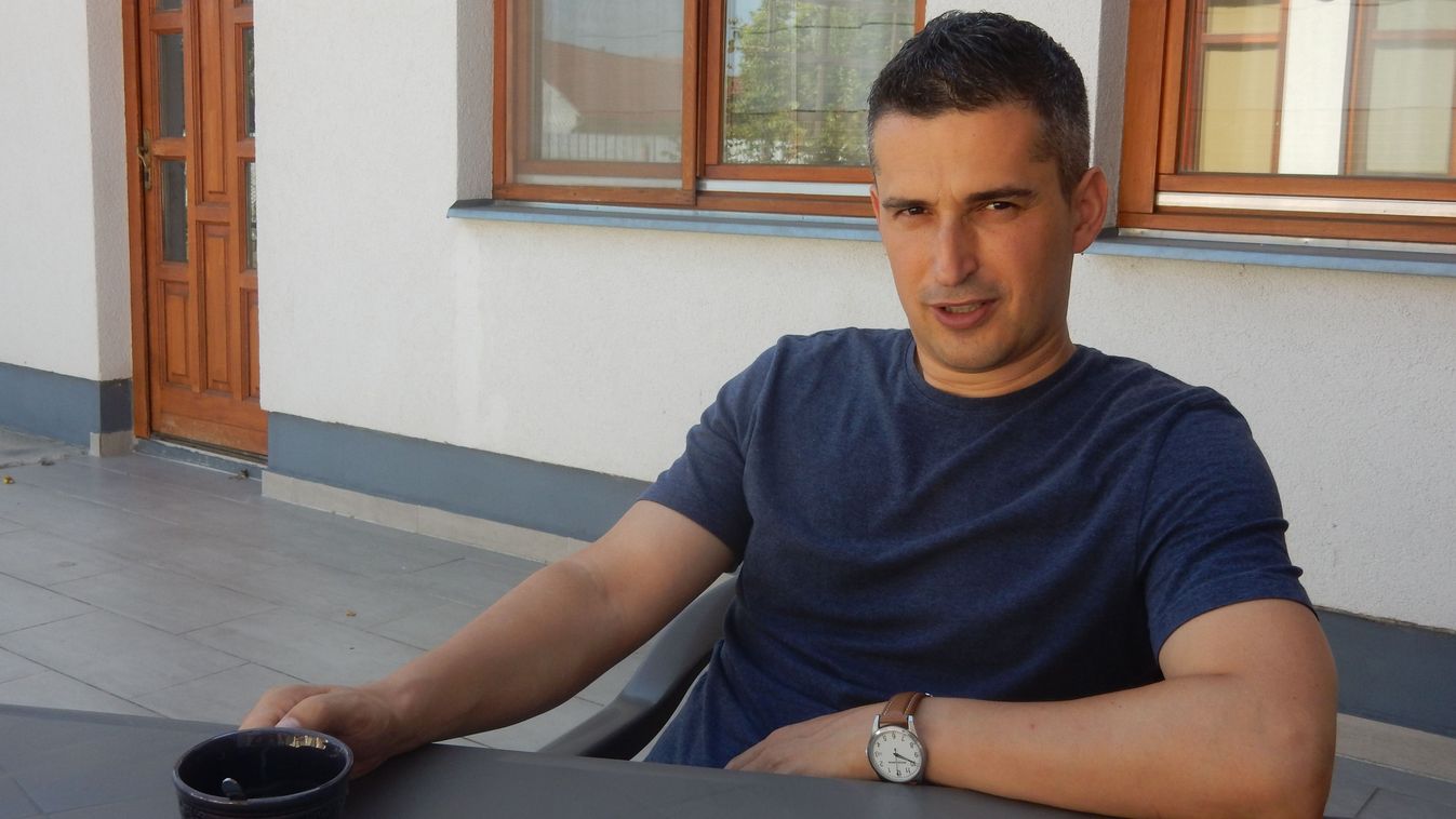 Imre atya az oltár előtt és mögött