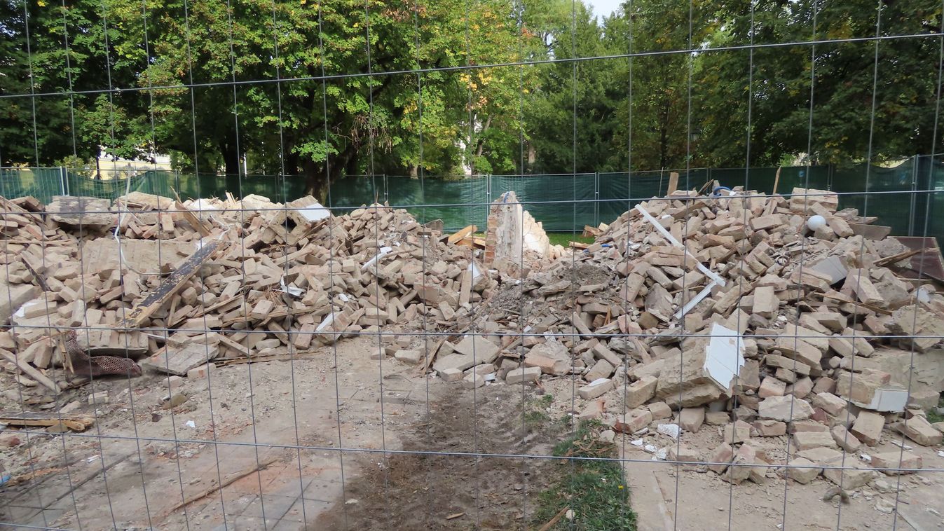 Lebontották a Kossuth téri WC-t