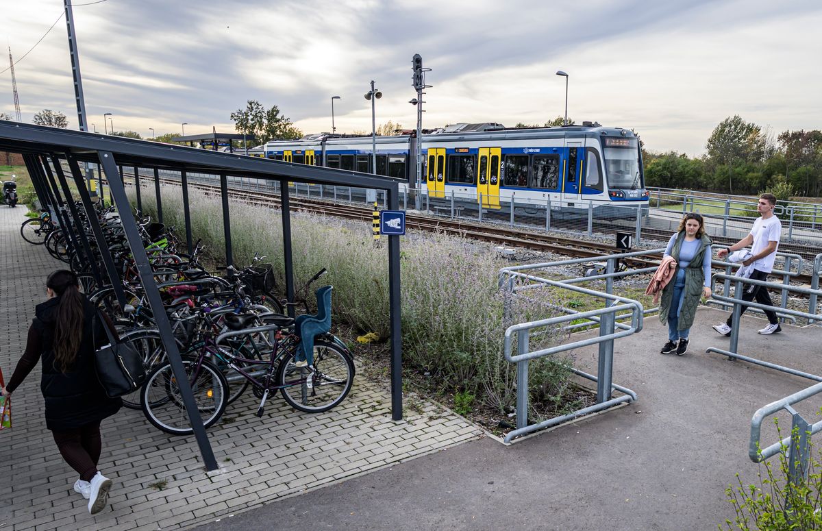 Algyőn a közlekedés újragondolását részben a tramtrain népszerűsége is indokolja. Fotó: Török János