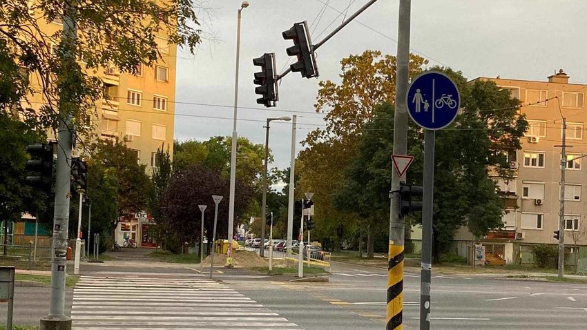 DELMAGYAR – Nem működik a jelzőlámpa a Szatymazi utca – Vásárhelyi Pál utca kereszteződésben