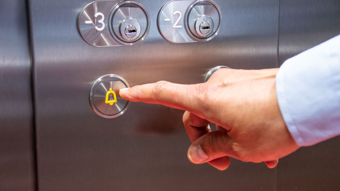 Liftben rekedt egy ember Szegeden