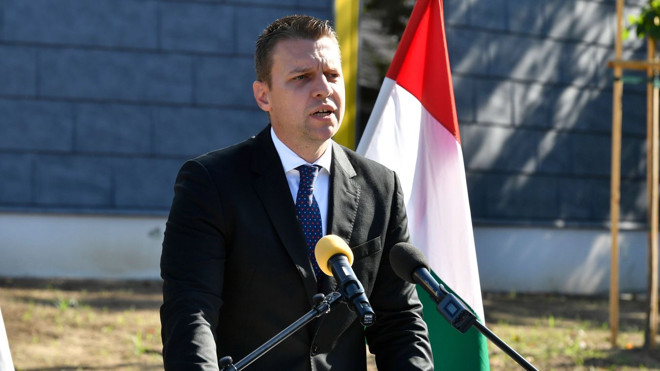 Menczer Tamás: álljunk ki a magyar rendőrök mellett