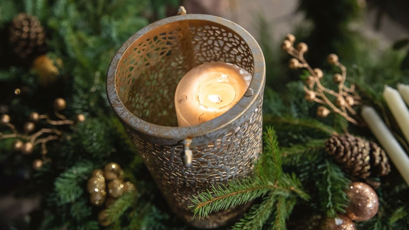 Adventi est a könyvtárban