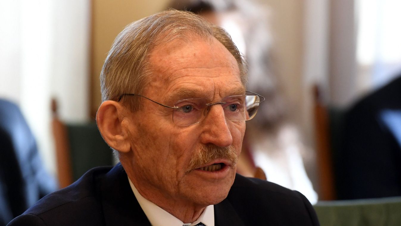 Januártól tovább emelkedik a pedagógusok bére