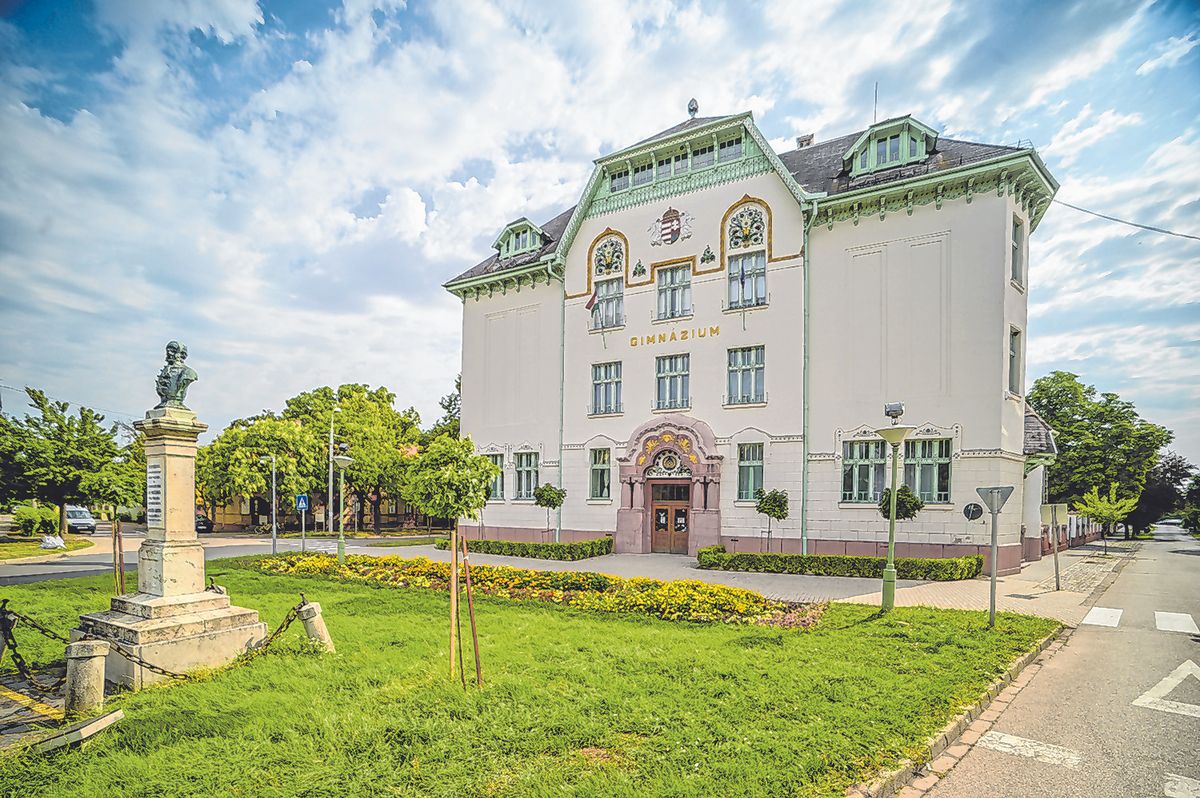 A város egyik dísze a Batsányi János Gimnázium szecessziós homlokzata.