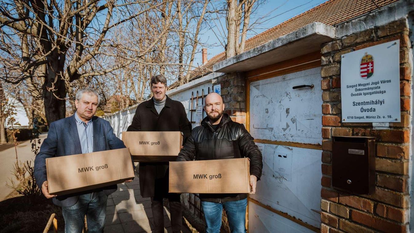 Édességet vittek a képviselők a gyerekeknek