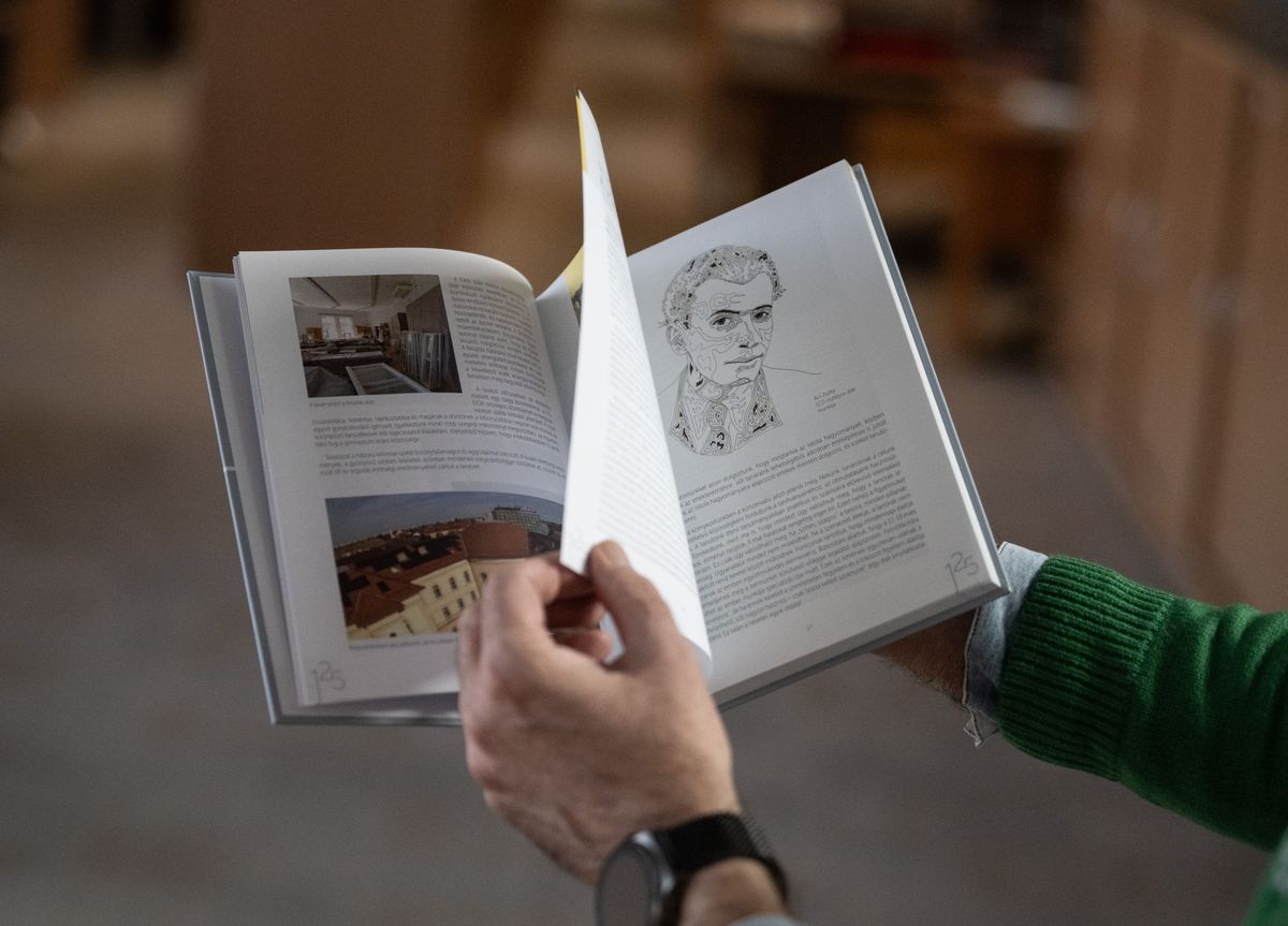 A 125 éves Radnóti című kötet a tantestület tagjainak írásain keresztül mutatja be a gimnáziumban folyó értékteremtő munkát. fotó: Török János
