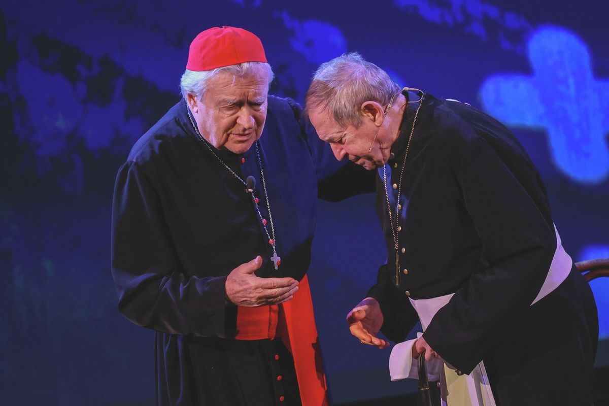 A díjátadó előtt a Két pápa című darabban állt a Hagymaház közönsége elé Jordán Tamással.
