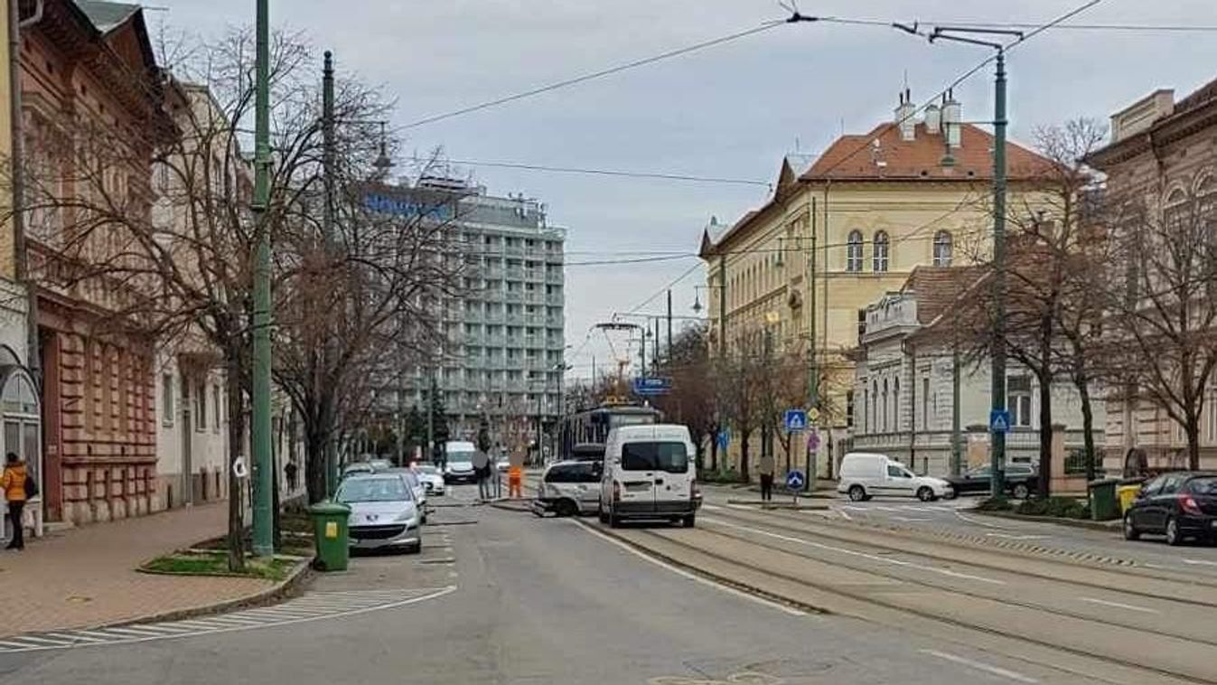 Baleset Szegeden: villamos és személyautó ütközött