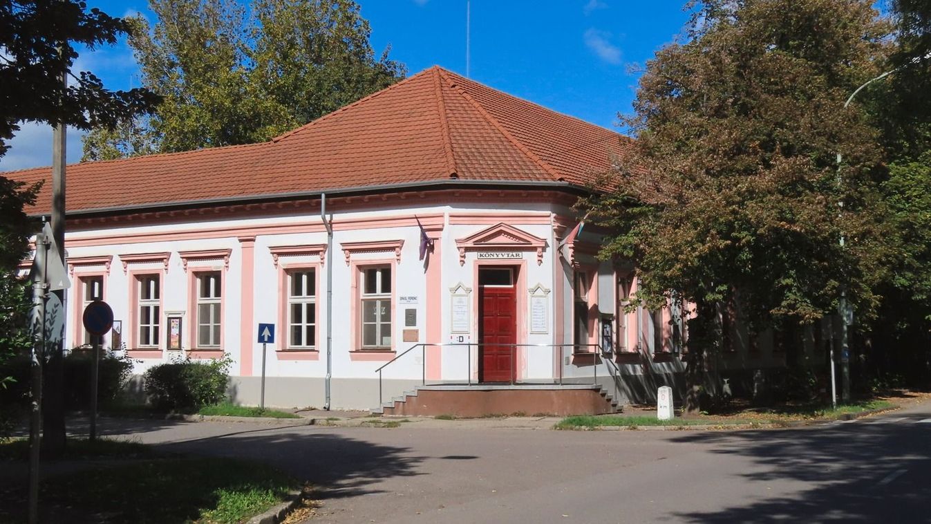 Vakrandira hívnak a könyvtárba