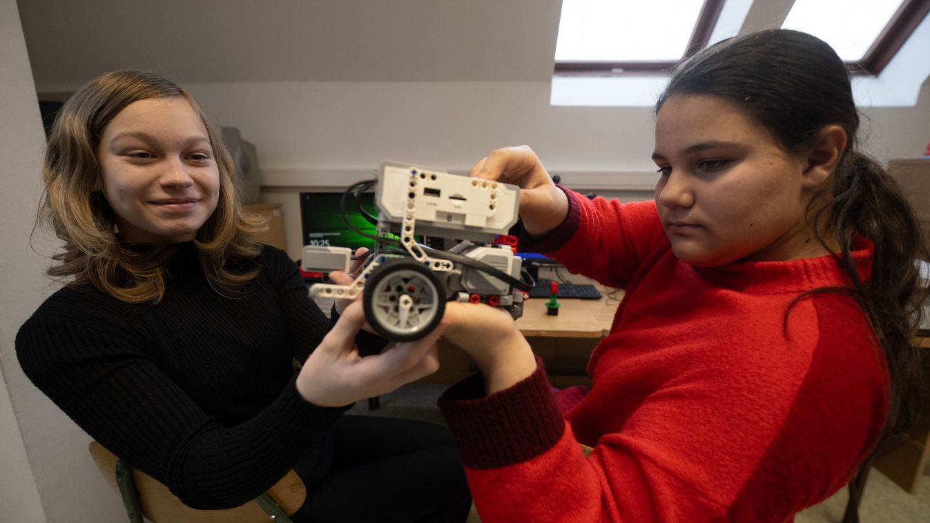 Egyre sikeresebbek a zákányszéki robotikások – Galéria