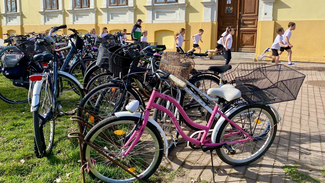 Szülői bátorság is kell a gyerekek kerékpáros közlekedéséhez