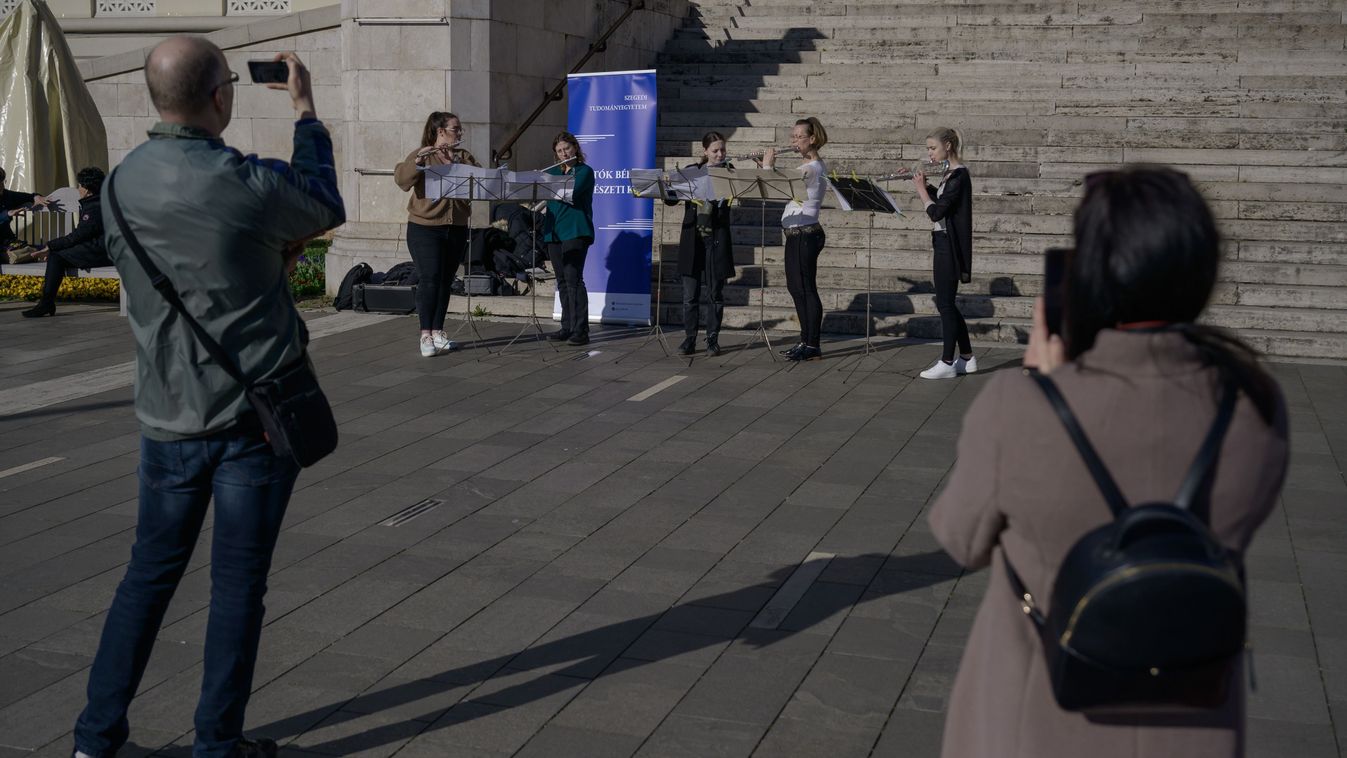 Fuvolások adtak minikoncertet a Móra parkban