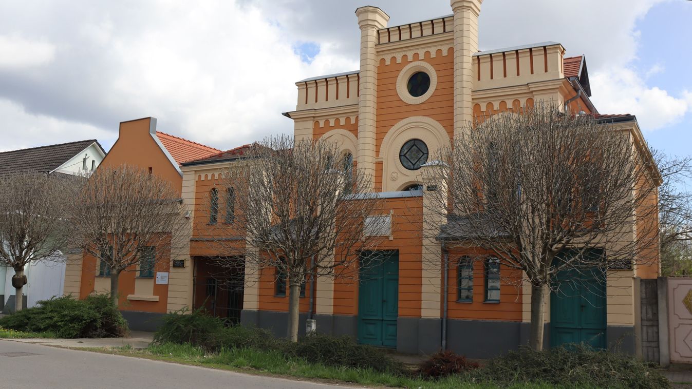 DELMAGYAR – Tíz éve áll a makói neológ zsinagóga emlékjele