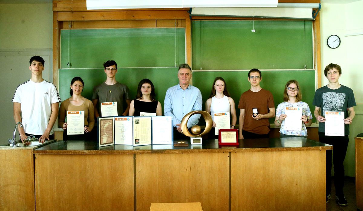A sikercsapat, akik a SZTE Gyakorló gimnáziumnak hazahozták a legjobb iskola különdíját. Fotó: Gémes Sándor
