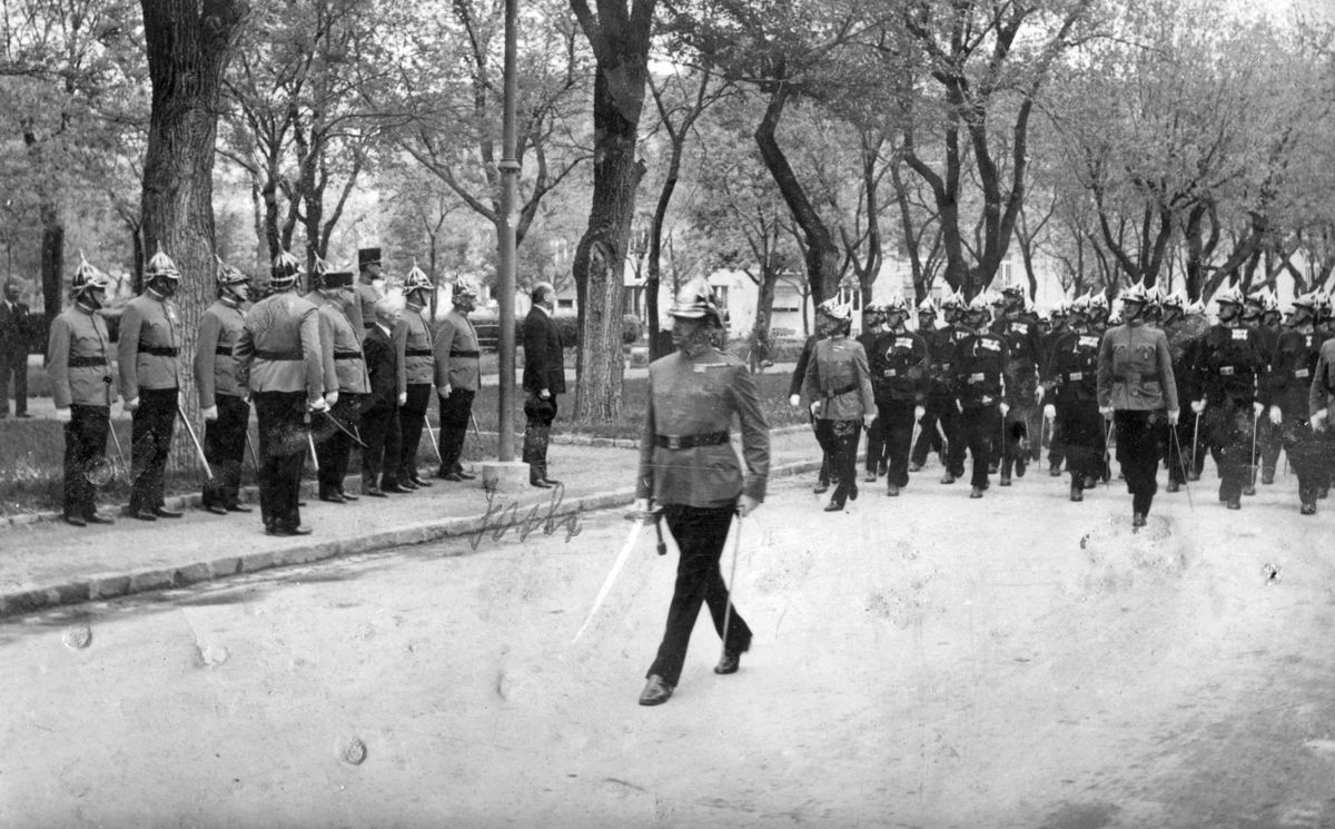 A rendőrség díszszemléje 1940-ben Budapesten. Fotó: Fortepan/Botár Angéla