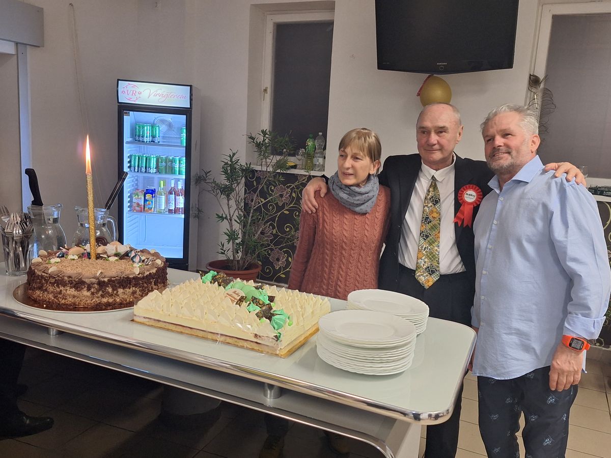 A tortánál Antal Andor két tanítványával, Visnyei Mártával és Dudás Gyulával.