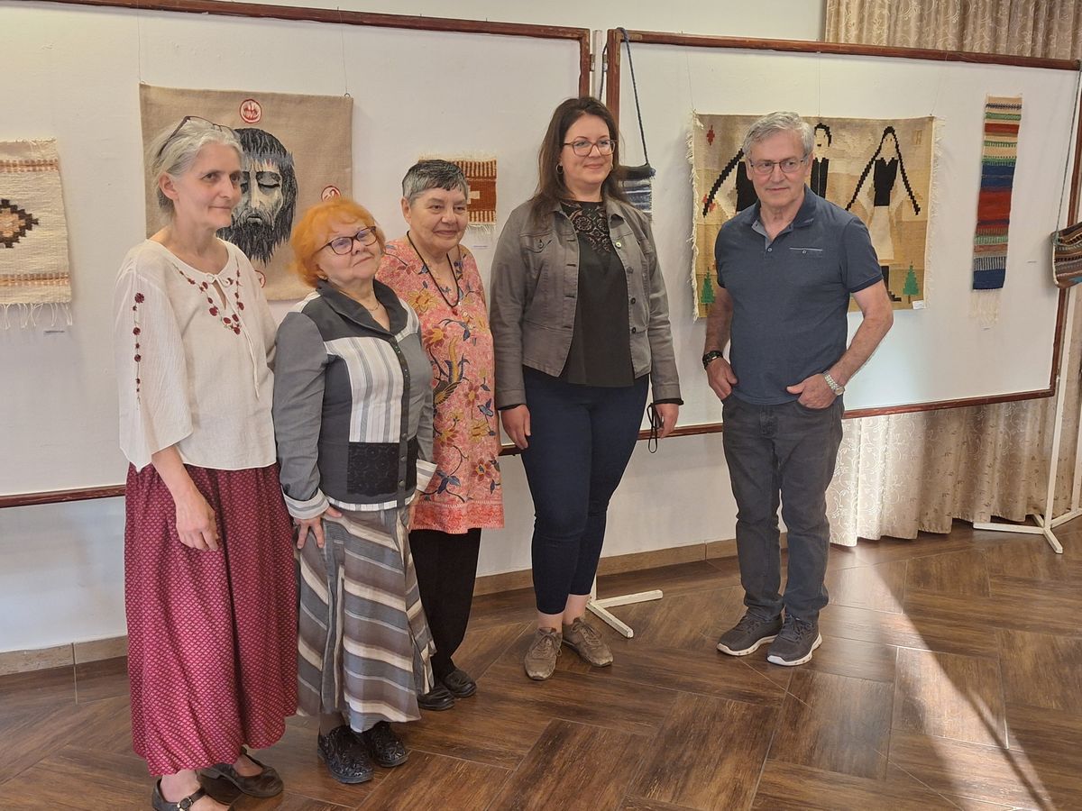 Az alkotók egy csapata, jobb szélen a kiállítást megnyitó Szombathelyi Árpád festőművésszel.