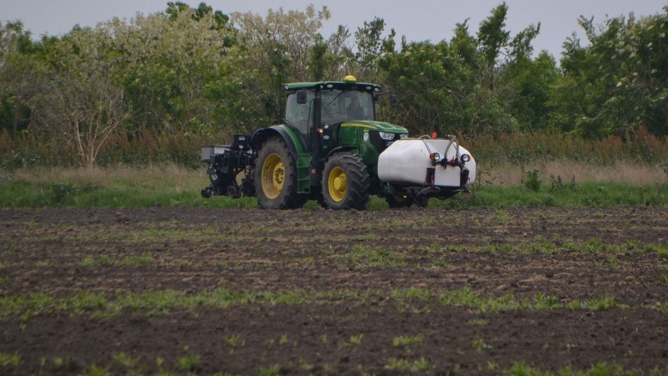 Amerikai traktor vet a Galamb földjein