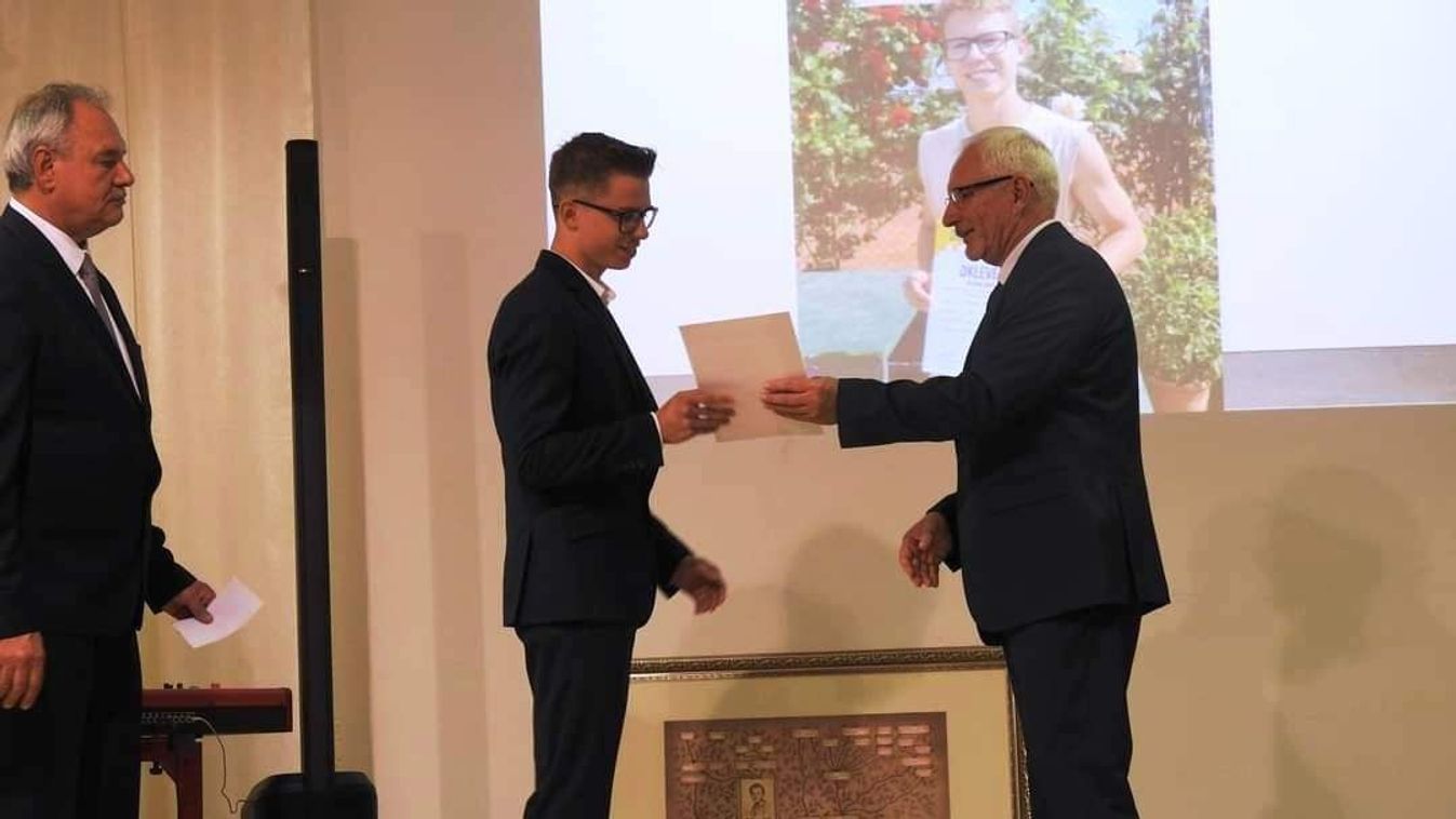 A Cseresnyés Kollégium büszkesége kapta a Tótkomlós Ifjú Tehetsége díjat