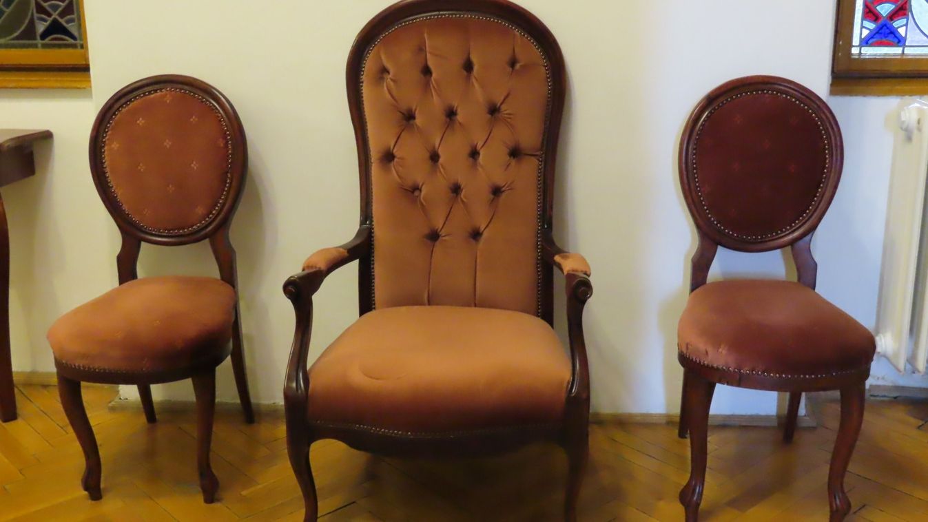 DELMAGYAR – Antik bútorokat újíttat fel a vásárhelyi önkormányzat