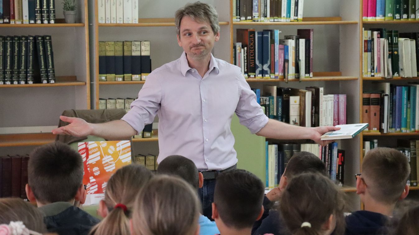 Sárkányrajongók előnyben: Zabaszaruszok jártak a vásárhelyi könyvtárban