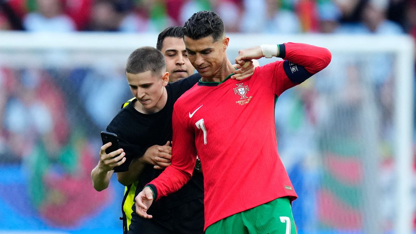 Elképesztő öngól is segítette Portugáliát