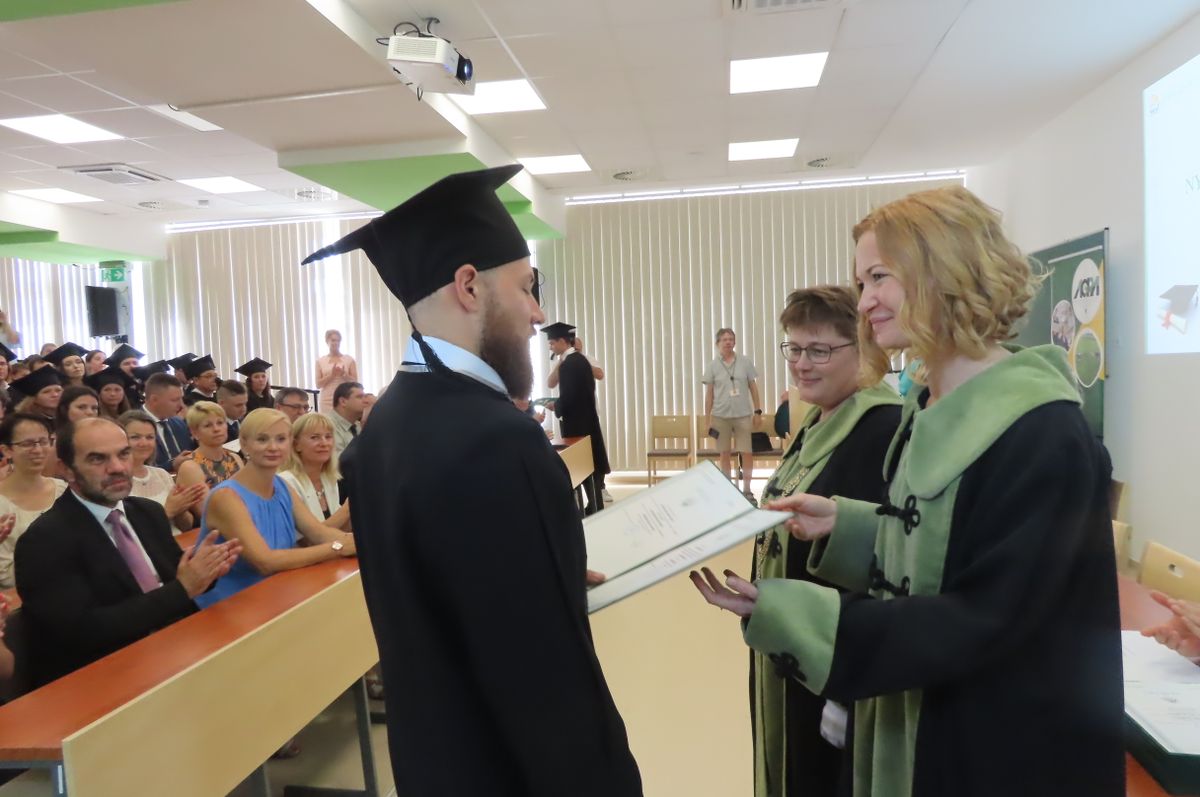 A hallgatók a tanulmányaikat befejezték, kézhez kapták a diplomájukat. Fotó: Kovács Erika