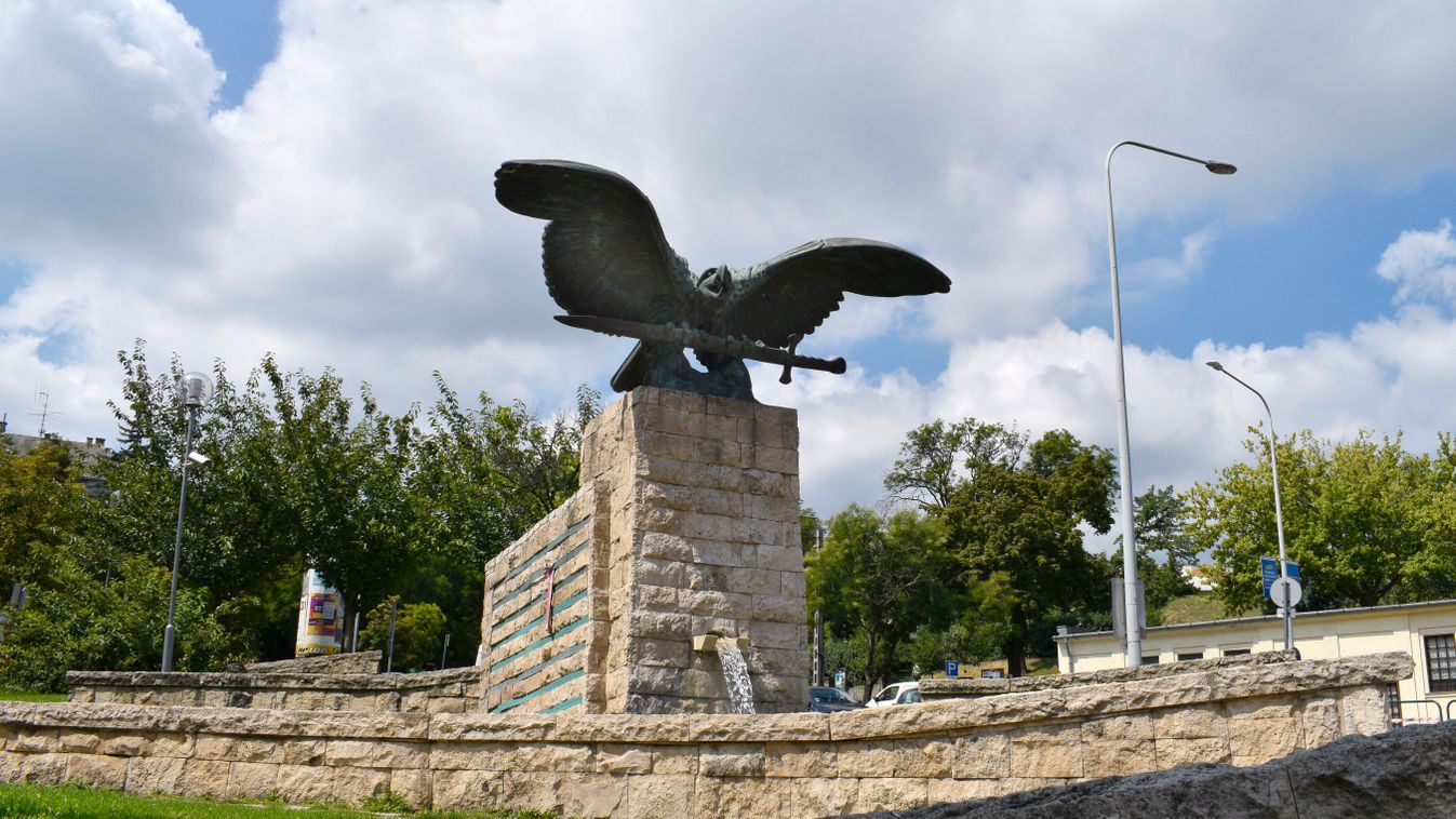 Szoborparkba száműzné a turulszobrot a viccpárti polgármester