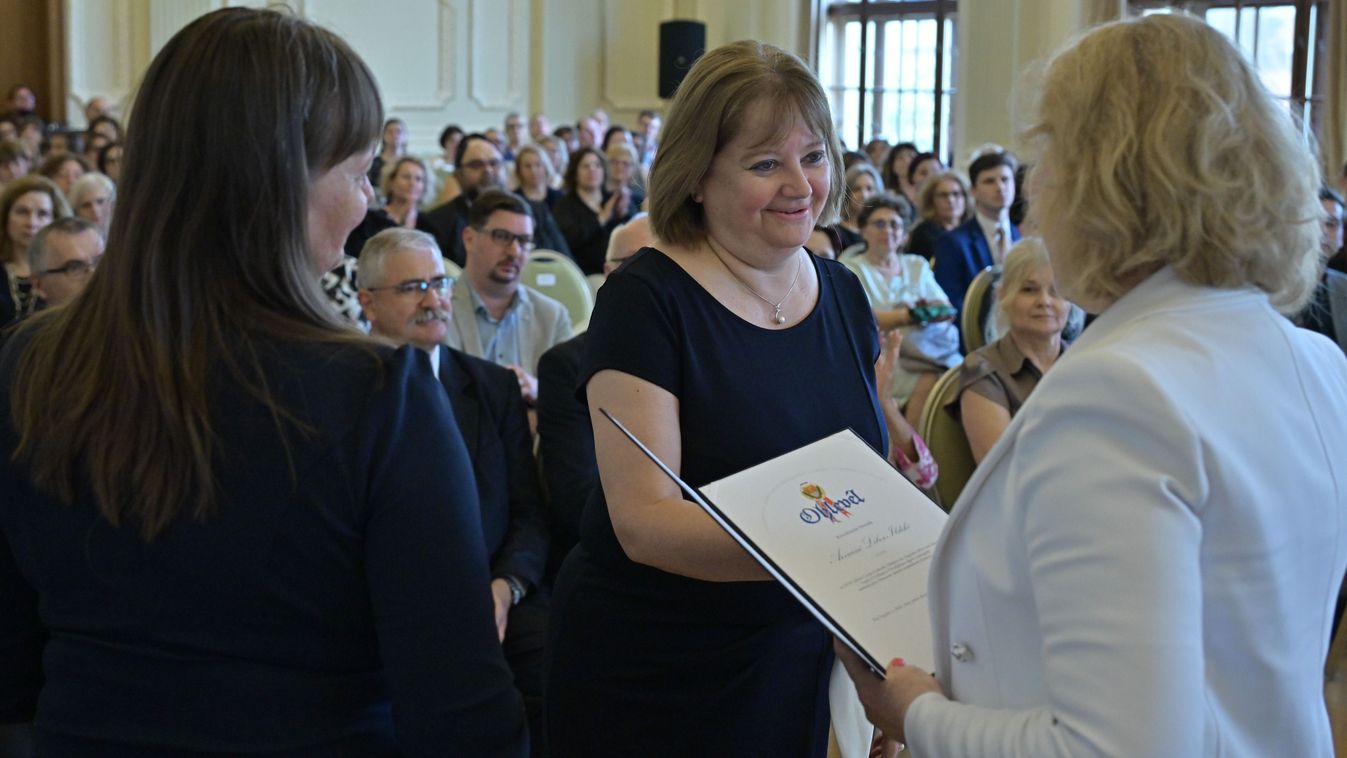 A gyakorló iskolák pedagógusait díjazták az egyetemen - GALÉRIA
