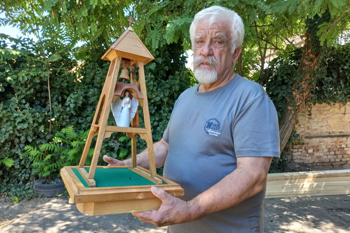 A tábor résztvevő a haranglábon is dolgoznak - makettje Balatoni Tibor kezében. Fotó: Szabó Imre