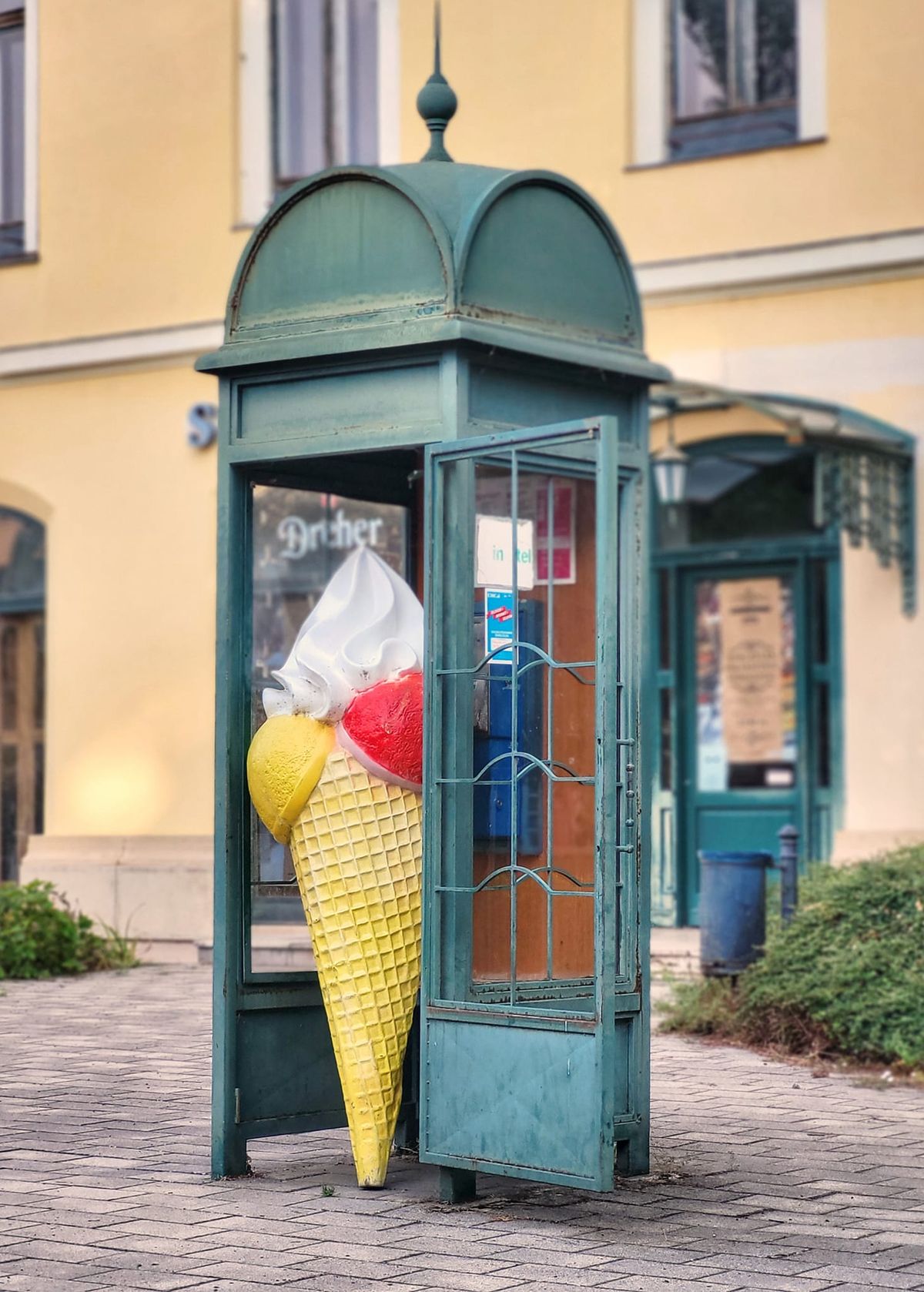 Rongálás vagy jó poén? Fagyi a makói telefonfülkében.