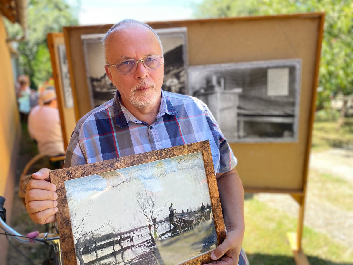 Hegyi Endre gyűjteményében őrzi a különleges fotográfiát Mártélyról. Fotó: Tábori Szilvia